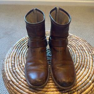 Men’s Frye brown leather ankle boots. Wrap around leather strap detail. Back zip